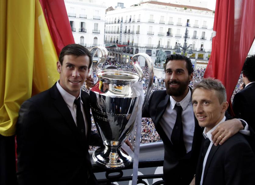 In posa con la coppa anche Gareth Bale, Alvaro Arbeloa e Luka Modric. Reuters